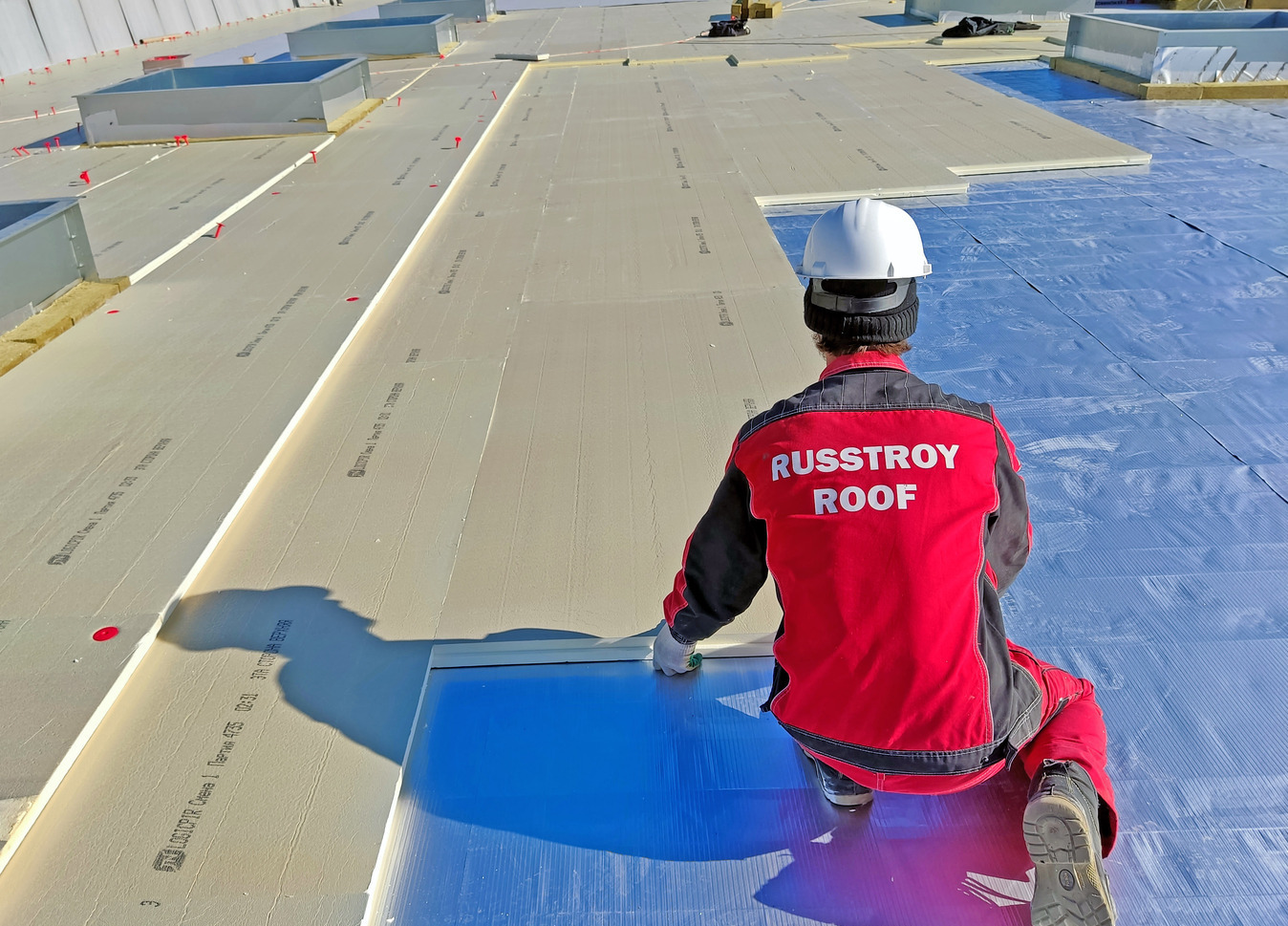 монтаж ПИР плиты и пвх мембраны Фатрафол ПВХ мембрана плоская кровля