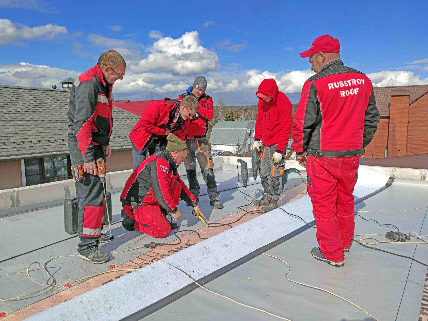 монтаж мембранной кровли коттедж плоская кровля частного дома